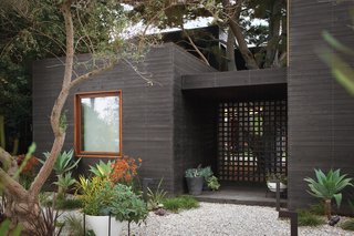 The knotty cedar cladding from Crenshaw Lumber was pretreated with an ebony stain from Timber Pro UV—twice on both sides—prior to being brought to the site, where it was left for eight weeks so that it could adjust to the moist seaside air before installation. "Cedar siding swells or shrinks when it gains or loses moisture while it reaches equilibrium with the content of the surrounding air," says Michael. Photo by Coral von Zumwalt.