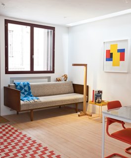 Products from Tolstrup’s company, Studiomama, such as the 1 x 1 floor lamp and Castaway animals for art company Phillips de Pury outfit the living room.