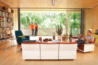 Dieter Rams’s modular 620 Chair Programme, from the 1960s, takes center stage in the Alford-Young family’s living room. The set is accompanied by Artemide’s classic Tolomeo floor lamp and a Portofino Bergère chair that was designed by Rodolfo Dordoni for Minotti. The rolling glass doors running the length of the room are from Fleetwood.