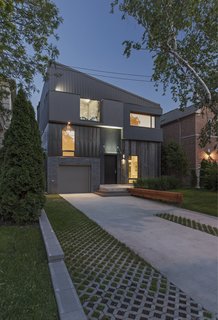 Towards the end of the day, when dusk arrives, the glowing lights from the interior gives the feeling that each volume is floating in space.