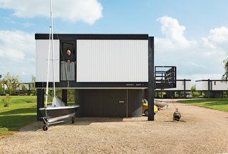 With the help of builder Peter Watts, the couple returned the house to its original early-1970s glory, utilizing the space beneath for both boat and car.
