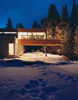 Michael Johnson’s answer to having little buildable land to work with in his design of Ruth Hiller’s Winter Park, Colorado, house was to elevate and cantilever the kitchen, living, and dining space over the carport, nearly doubling the home’s living area.