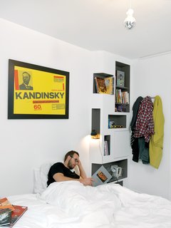 By the bed, the shelving pattern is meant to suit Vinciguerra’s tendency to read several comics and graphic novels at once.