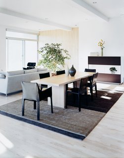 Cassina cab chairs and curvilinear vases from Vietnam create a sense of calm, and provide a warm contrast to the strong clean lines of the interior.