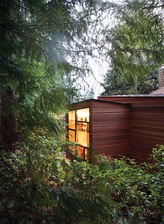 Claire and Ken Stevens approached architect Ko Wibowo to create a modern addition to their 1970s home in Tacoma, Washington. The couple’s needs had changed since Ken was diagnosed with Alzheimer’s a few years ago.