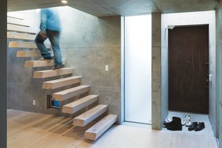 Tsutsui continued the Oregon pine from the floor to the steel-reinforced cantilevered staircase, which appears to float above the floor.