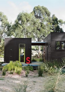 When Australian architect Anna Horne designed a beach house consisting of three modules for her family, she had the prefab constructed in a factory outside Melbourne. Then, the house was transported down to the sleepy beach town of Merricks. Horne created a series of prefab wood modules using a design from the company Prebuilt. She found the old red industrial letter at a factory. It stands for Somerset, the name of the house.