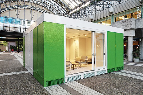 In 2013, Ban’s office introduced its new housing prototype, the New Temporary House, whose exterior is made of insulated sandwich panels and fiber- reinforced plastic.