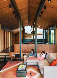 Designer Jessica Helgerson rescued a revitalized Saul Zaik house in Portland from a series of less-than-reverent remodels by restoring the house with materials appropriate to Zaik’s original design. She grouped antiques alongside modern classics and contemporary pieces, forging a space that feels like 2015—warm, inviting, and livable.