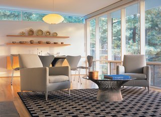 The Wilson’s living and dining rooms are outfitted with furniture from B&B Italia, Fritz Hansen, Modernica, and Knoll.