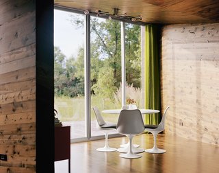 A Chicago couple selected the Pedestal Collection for the dining space in their rural Illinois weekend home. With such a strong form, Tulip Chairs work well amongst various aesthetics.