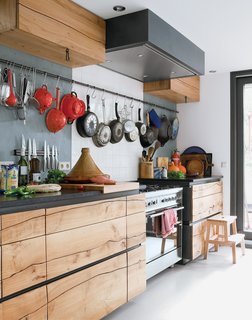 Local carpenter Crisow von Schulz constructed the cabinets from a single elm tree. The organically curving lines were intended as a contrast to the rectilinear architecture of the houseboat. The ABK extractor unit allows maximum headroom and preserves the spacious feeling.