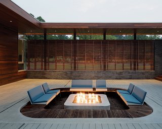 Hufft also fabricated a custom fire pit for the space, which we examined in-depth in 2012. Bent aluminum plates bear upholstered cushion seats with backs. The edges, once again, are curved.