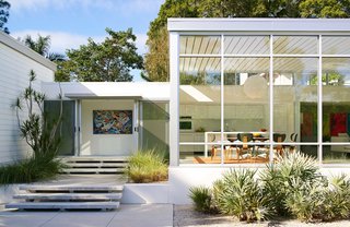 This Sparkling New Home Is a Perfect Remake of Classic Sarasota School Modernism - Photo 8 of 13 -
