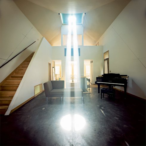 Inside the house, the speed of the planet’s rotation is indicated by the rate of the light beam’s movement over the floor and walls. When the Burkes first moved in, the speed of shifting light made them dizzy.