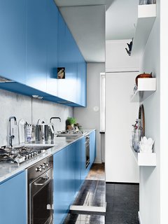 A mirror measuring 8.5 by 3.3 feet makes the renovated kitchen feel more expansive. Photo by: Jonas Ingerstedt