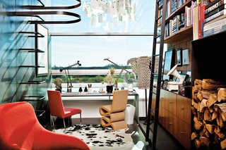 A silo ladder in the study leads to the roof deck. Both desk lamps are Tizios by Richard Sapper for Artemide; the pendant is a Zettle’z by Ingo Maurer; and the Kalos armchair and Solo desk chair are by Antonio Citterio for B&B Italia.