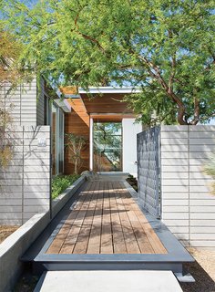 Vacation Home in the California Desert is a Modernist Oasis - Photo 2 of 12 -