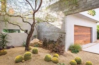 Vacation Home in the California Desert is a Modernist Oasis - Photo 3 of 12 -