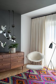 Organic comfort meets modern functionality in the Grasshoper Lamp. In a corner of this Brooklyn Brownstone, a black Greta Grossman Grasshopper lamp sits next to a Bertoia Diamond chair with matching ottoman. Photo by Andrew Cammarano.