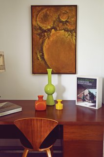 Tucked into one end of the house, a desk by Florence Knoll displays Stacey’s mid-century pottery.