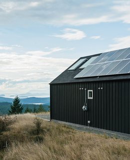 A panorama of sylvan hills and ocean views surrounds artist Richard Brothers’s environmentally minded Orcas Island, Washington, home.