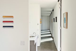 Brothers forewent large windows and instead specified a series of glass doors—fitted with Walter Gropius–designed handles—along the house’s western side.