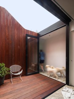 Renovated 19th-Century Terrace House Merges with the Outdoors - Photo 6 of 7 - In the courtyard, the fence line climbs upward, drawing the eyes to the clouds.