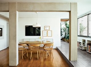 Patience is rewarded handsomely in São Paulo, where after a five-year search, a financial manager saw potential in a dark, 1970s-vintage apartment. SAO Arquitetura carved out a lush refuge in the heart of one of the world’s busiest cities.