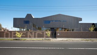 The exterior of the Housemuseum has something of a Darth Vader look to it, without directly mimicking the brutalism that exemplified much of Melbourne’s modernist architecture of the 1960s. The street names that form the corner on which it sits—Cotham and Florence—are marked out in the chocolate-brown brickwork fence.