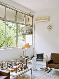"Every house we looked at had curtains over all the windows," De Waart says. "Our first real estate agent thought it was strange that I wanted to remove them, but Dutch people like to have very open spaces."