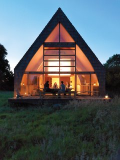 A series of horizontal window panes on the rear facade serves as vanes for ventilation and adds a craftsmanlike design come nightfall, when the house is lit up by the flicker of candlelight and gas lamps.