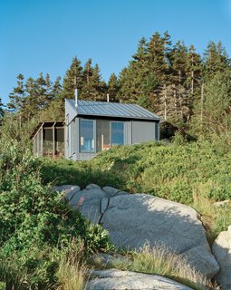 Alex devised a system that takes advantage of ocean views while protecting the cottage from that same northeasterly orientation. The large windows and doors can be shuttered with corrugated aluminum panels.