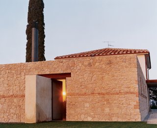 This 1930s farmhouse on the coast of Tuscany is sited on a podere, land claimed from the low-lying salt marshes by the Fascist government in the early decades of the 20th century. The Dutch technique of "podering" the landscape refers to the process of creating a grid of levees and then draining the squares, which leaves a gridded farmscape with low, even ridges dividing it.