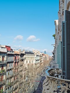 In 1910, when the building was constructed, Barcelona’s economy was booming and, as a result, so were the arts. Architecture was especially popular among the city’s wealthier citizens, and splendid buildings were built in the new neighborhood of L’Eixample, on the edge of the old, Gothic city center.