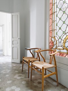 In the hall, the designer allowed the original details to resonate. "The old building has a lot to tell us," she says.