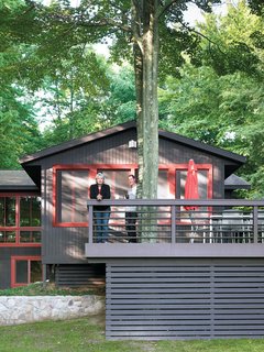 Built around the twin trunks of a maple tree, the Campbells’ outdoor deck provides tranquil views of the lake and a chance for the family to spot roaming wildlife while enjoying their morning coffee. During warmer months, the wide space creates an ideal secondary dining room, shaded by the canopy of leaves overhead.