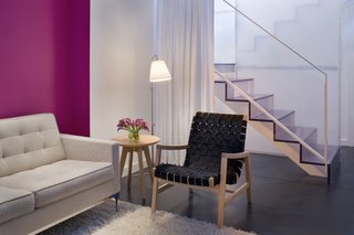 In this recently renovated San Francisco Victorian, a Florence Knoll sofa from Knoll is paired with the Jens Risom lounge chair. Photo by Sharon Risedorph.