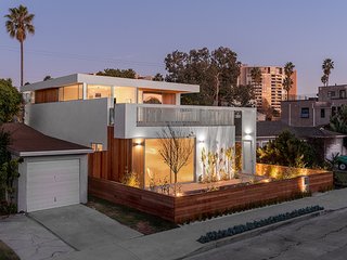I Love Modern Architecture - Photo 1 of 20 - One of two Michael Ferguson-designed homes on our tours, the Wilson Residence in Venice is a testament to the evolution of the neighborhood: a traditional bungalow site transformed into the setting for a sleek two-story abode. Photo by Steve King Architectural Photography.