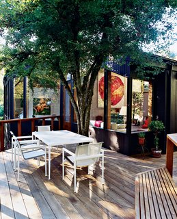 Watson, who works from home when he’s not traveling, likes to use the back patio as his office during warmer months. In choosing patio furniture, he decided on a reversal of the interior color palette: A rectangular white metal table and chairs by Richard Schultz are durable but refined while contrasting with the cedar deck.