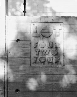 Inspired by an old technique that Le Corbusier experimented with in the 1930s, Gregory has imprinted Lot Four Two Four’s name on the exterior wall at the entrance, using laser-cut Perspex on concrete.
