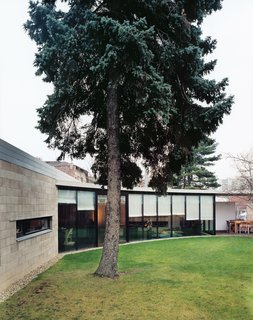 The roof weighs an incredible 120 metric tons. All the concrete was poured onsite, and the whole thing is held aloft by thin steel beams. The backyard is the same plot of land in which EggO resident Tomáš Ru˚žičká once played as a child.