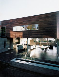 Unlike many other houses, whose views occur only out front, the 2inns offer a glimpse of the Pacific through the house and from the backyard.
