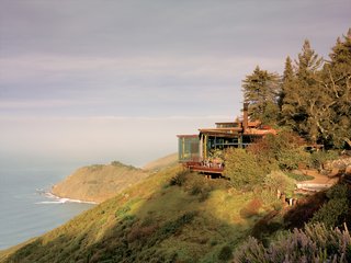 The interiors of many of Mickey Muennig’s houses emphasize natural building materials such as wood, concrete, and stone.