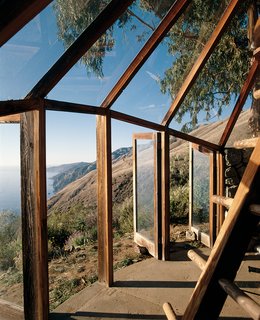 Muennig’s Green House utilizes the western sun of the dramatic Big Sur coastline.
