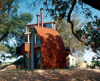 Hidden away up a perilous dirt road, the Witt Guesthouse, in its material and construction, reflects the wildness of the beauty that surrounds it.