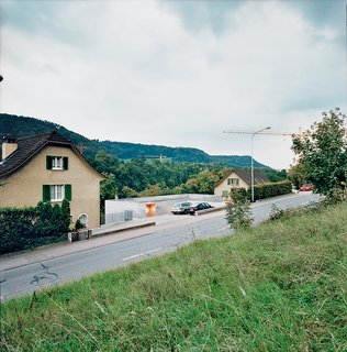 The house is located on the busy Schaffhauserstrasse, which links Switzerland to Germany, and therefore part of Oesch's brief was to reduce noise and orient the building toward the nearby Rhine.