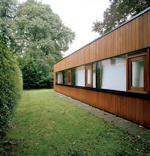 Only the rear of the house suggests the building’s earlier incarnation as a 1960s bungalow, and even here the original brickwork is obscured by wood cladding.