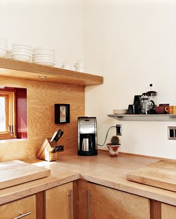 To detail to the kitchen cabinetry and shelving, plywood sheets were turned on their sides to expose multi-toned striations.