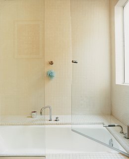 The bathroom includes a walk-in tub.